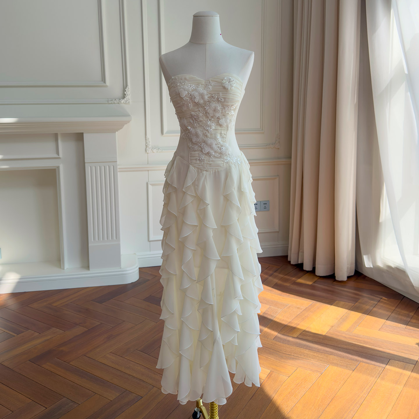 Gentle, vintage-inspired romantic strapless dress69656
