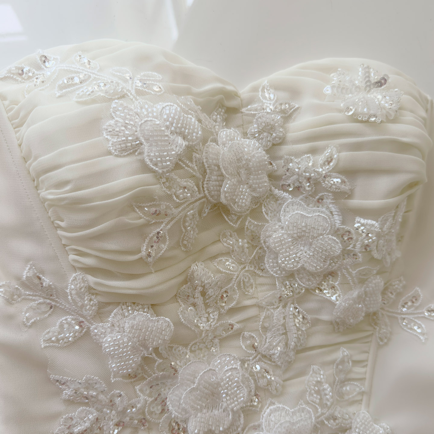 Gentle, vintage-inspired romantic strapless dress69656