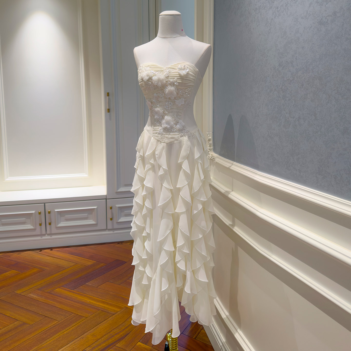 Gentle, vintage-inspired romantic strapless dress69656
