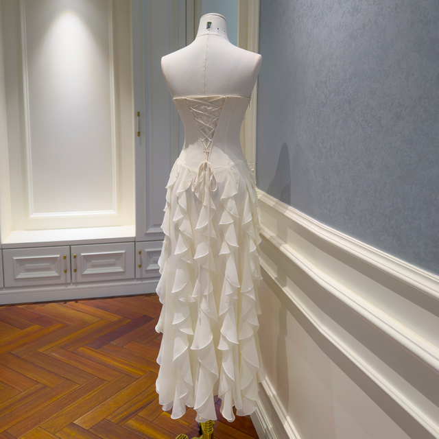 Gentle, vintage-inspired romantic strapless dress69656
